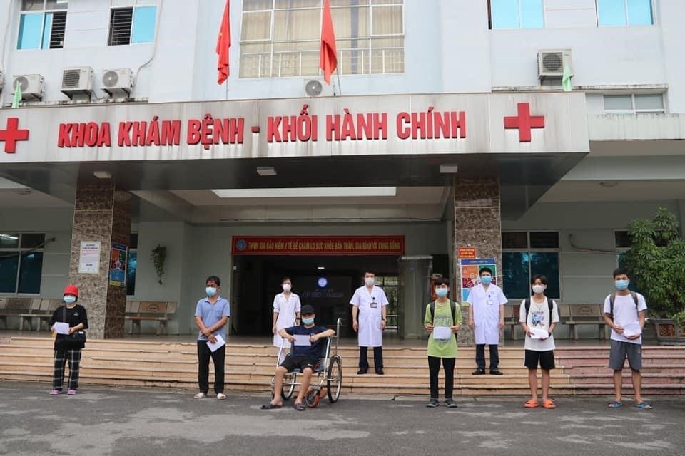 Các bệnh nhân được xuất viện tại bệnh viện dã chiến số 1 huyện Tiên Du. Ảnh: PV.