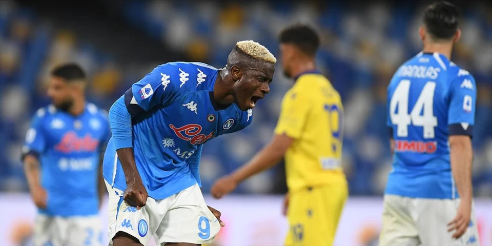 Napoli không thắng nổi Verona và ngậm ngùi xuống chơi ở Europa League. Ảnh: Serie A.