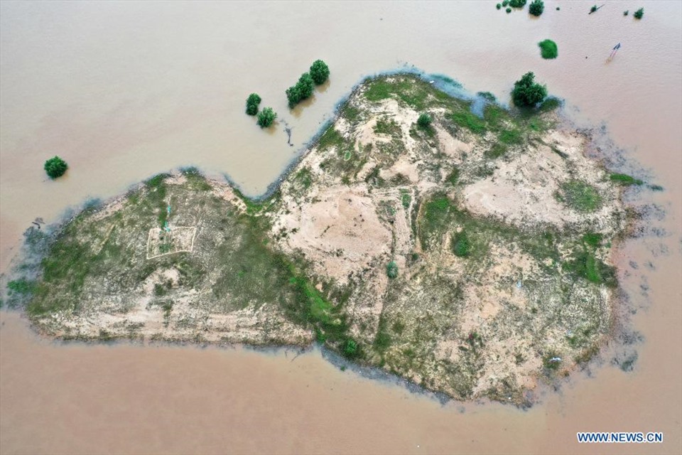 Một bãi cạn gần như bị nhấn chìm trên sông Cám Giang. Ảnh: Xinhua