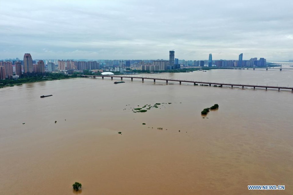 Mực nước sông Cám ngày 23.5 dâng cao do mưa lớn. Ảnh: Xinhua