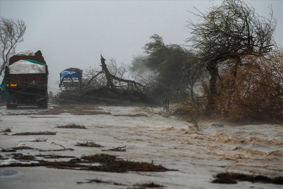 Bão Tauktae gây thiệt hại lớn ở Ấn Độ. Ảnh: AFP