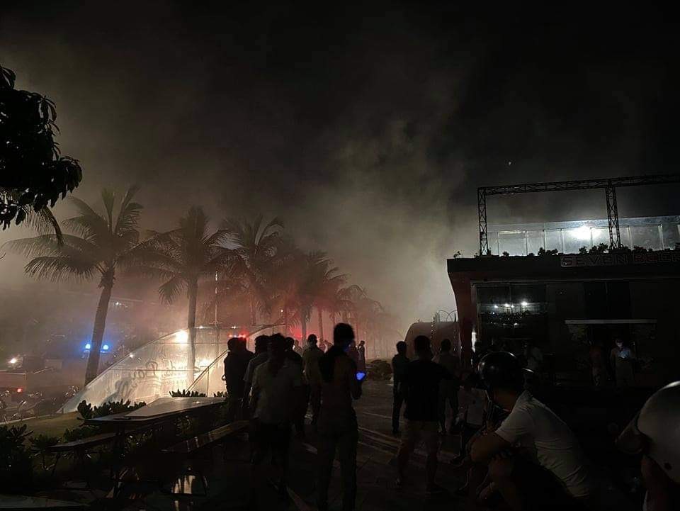 Cháy tại quán bảo trên đường Độc Lập, thành phố Tuy Hoà. Ảnh: Phương Uyên