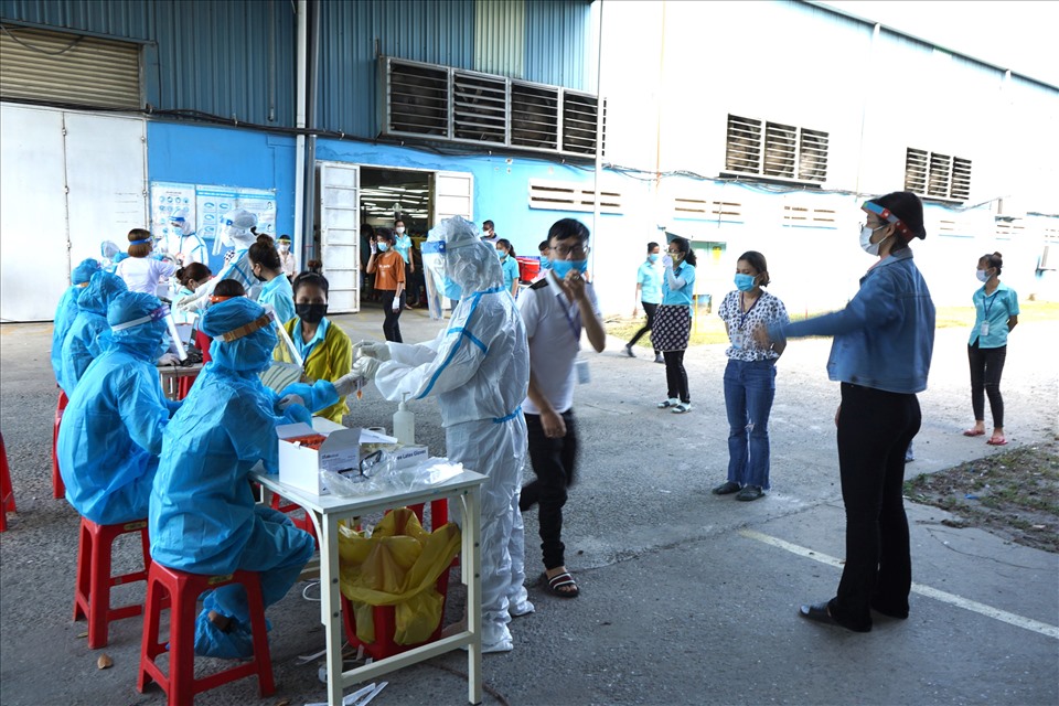 Trước đó vào ngày 12-17.5, toàn bộ người lao động làm việc tại KCN Đà Nẵng, KCN Dịch vụ thủy sản Đà Nẵng đã được xét nghiệm SARS-CoV-2. Trong thời gian đến, Đà Nẵng sẽ tiếp tục lấy mẫu xét nghiệm SARS-CoV-2 cho 52.322 người lao động đang làm việc tại khu công nghệ cao và 4 KCN còn lại.