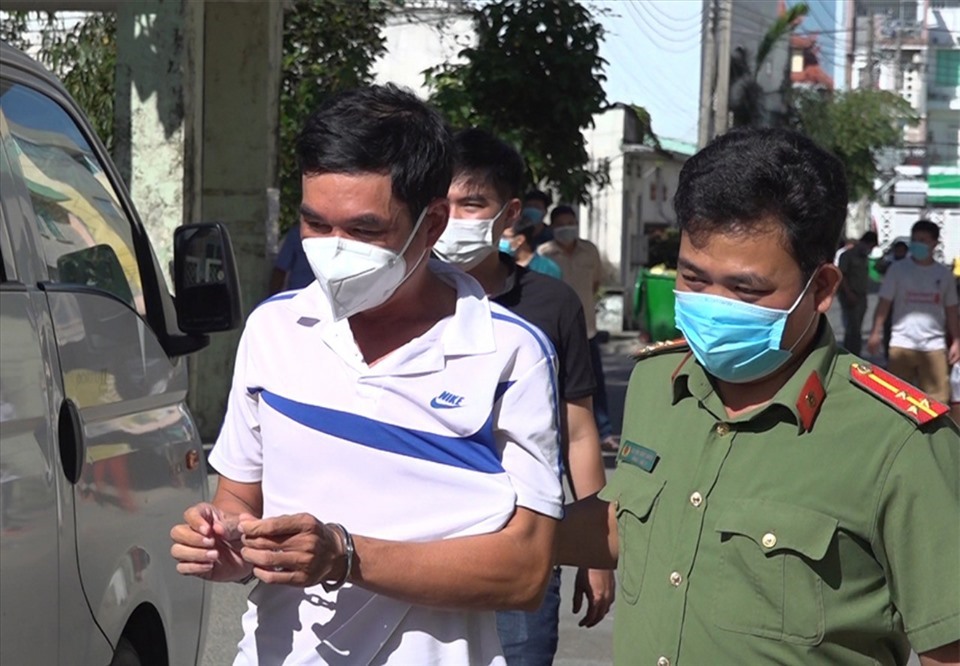 Công an tỉnh An Giang bắt giữ Phan Phi Hùng sau khi bỏ trốn. Ảnh: Vũ Tiến