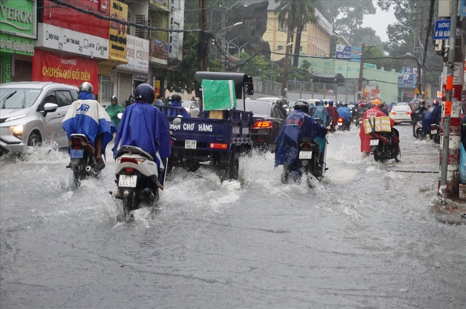 Dòng nước ngập cuồn cuộn chảy trên đường Võ Văn Ngân, Thành phố Thủ Đức sau mưa lớn.  Ảnh: Minh Quân
