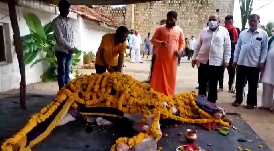 Dân làng Ấn Độ tổ chức tang lễ cho “ngựa thần“. Ảnh chụp màn hình ANI