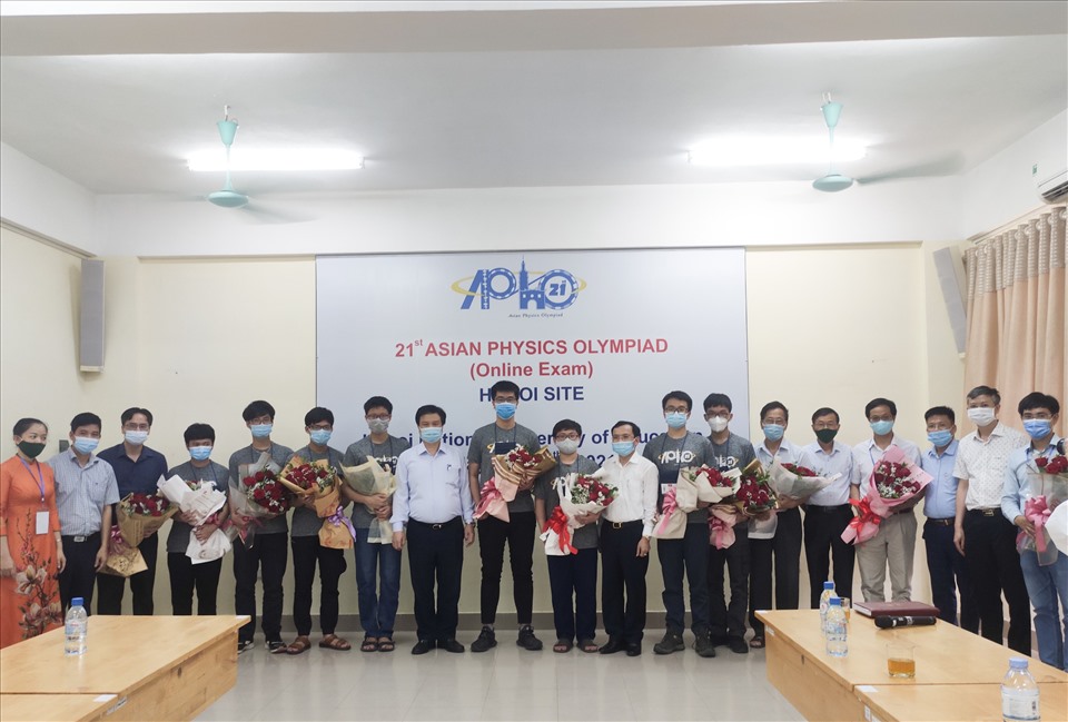 Thứ trưởng Bộ GDĐT Nguyễn Hữu Độ trao hoa cho 8 em học sinh đạt giải Olympic Vật lý Châu Á - Thái Bình Dương