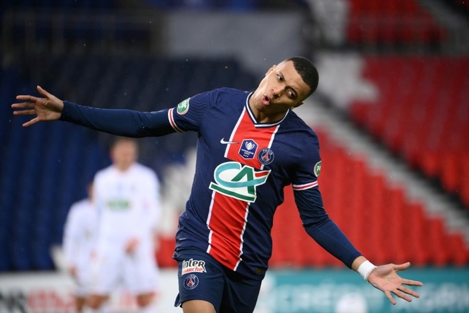 Kylian Mbappe (27 bàn): Mbappe lên ngôi Vua phá lưới giải Pháp với 27 bàn, bỏ xa Ben Yedder (Monaco) và Memphis Depay (Lyon) - cùng có 2 bàn. Đây là lần thứ 3 liên tiếp Mbappe lên ngôi Vua phá lưới tại Ligue I sau các mùa 2018-2019 và 2019-2020. Đáng tiếc, 27 bàn của Mabppe không thể giúp PSG vô địch, khi họ kém Lille đúng 1 điểm.