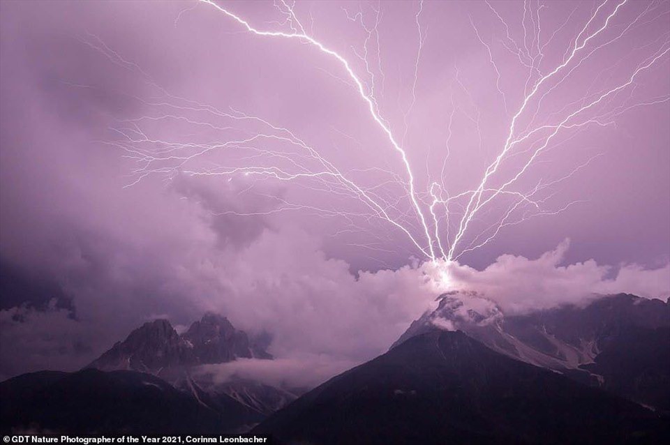 Bức ảnh mang tên “Volcano?” đứng đầu trong hạng mục “Phong cảnh” với hình ảnh tia sét bắn trên một ngọn núi ở Dolomites, Italy.