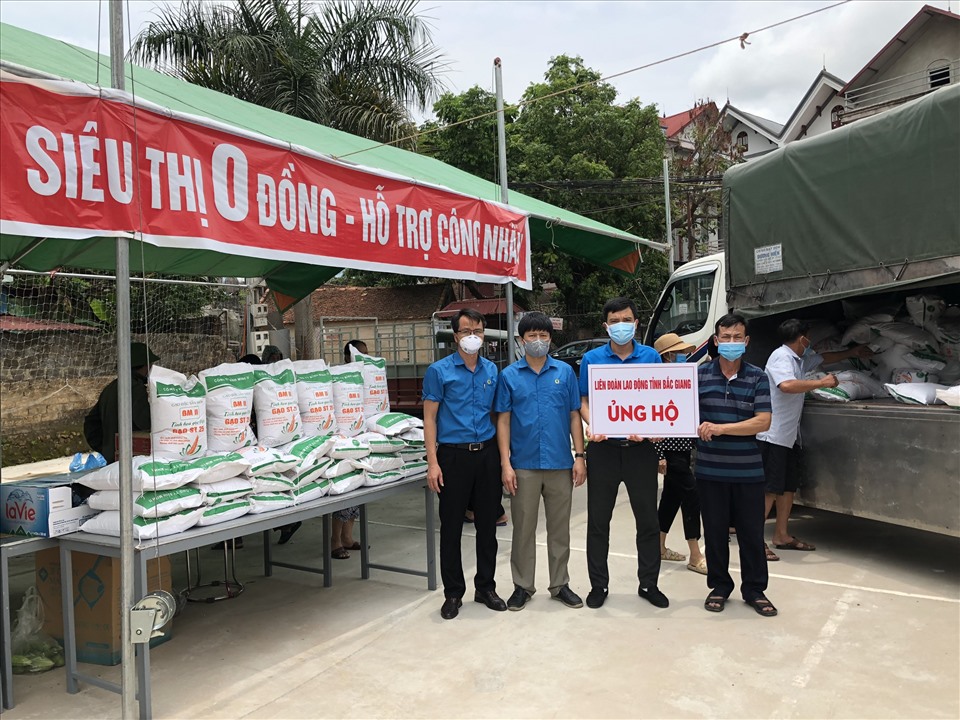 Lãnh đạo Liên đoàn Lao động tỉnh Bắc Giang trao gạo tại “Siêu thị 0 đồng” tại thôn Nội