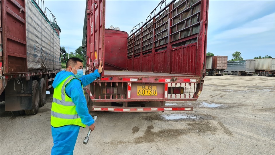Lái xe tải của hai phía biên giới Việt - Trung khi thực hiện vận chuyển hàng hóa XNK qua lại cửa khẩu Bắc Luân II (thành phố Móng Cái, tỉnh Quảng Ninh) đều phải thực hiện nghiêm công tác phòng dịch COVID-19. Ảnh: T.N.D