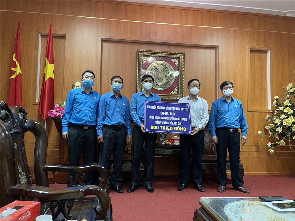 Phó Chủ tịch Tổng LĐLĐVN Ngọ Duy Hiểu (thứ 3 từ trái sang) trao hỗ trợ tới LĐLĐ tỉnh Bắc Giang. Ảnh: Hà Anh