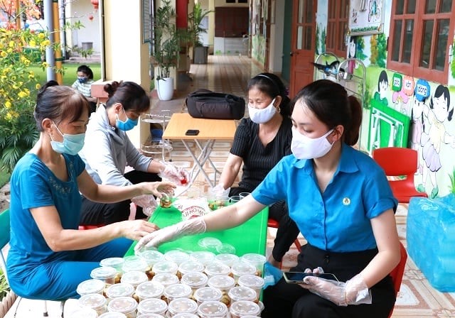 Cán bộ công đoàn và các nhà hảo tâm tỉnh Bắc Giang chuẩn bị các suất ăn để tiếp tế cho CNLĐ trong khu cách ly do COVID-19. Ảnh: CĐBG