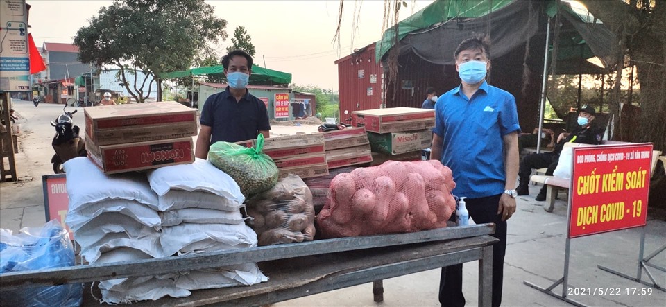 Cán bộ công đoàn tỉnh Bắc Giang vận chuyển nhu yếu phẩm tới khu vực cách ly để CNLĐ không bị thiếu đói. Ảnh: CĐBG