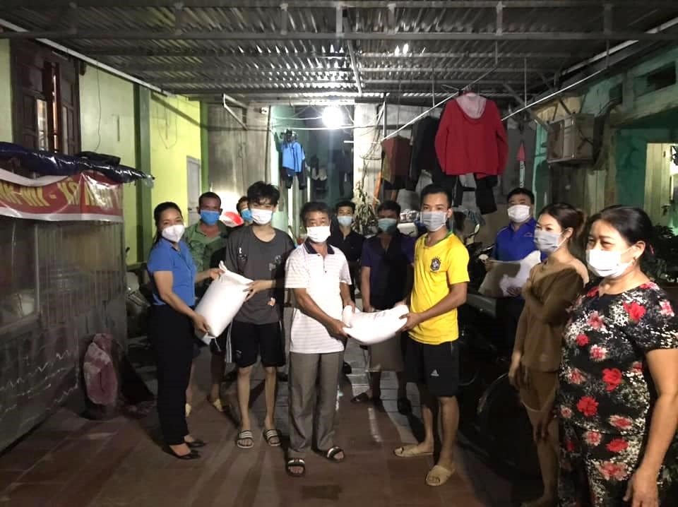 Cán bộ công đoàn tỉnh Bắc Ninh trực tiếp trao hỗ trợ gạo cho CNLĐ khu nhà trọ bị ảnh hưởng do dịch COVID-19. Ảnh: CĐBN