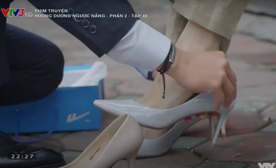 Khoảnh khắc Kiên đeo giày cho Châu trong tập cuối “Hướng dương ngược nắng“. Ảnh cắt từ video