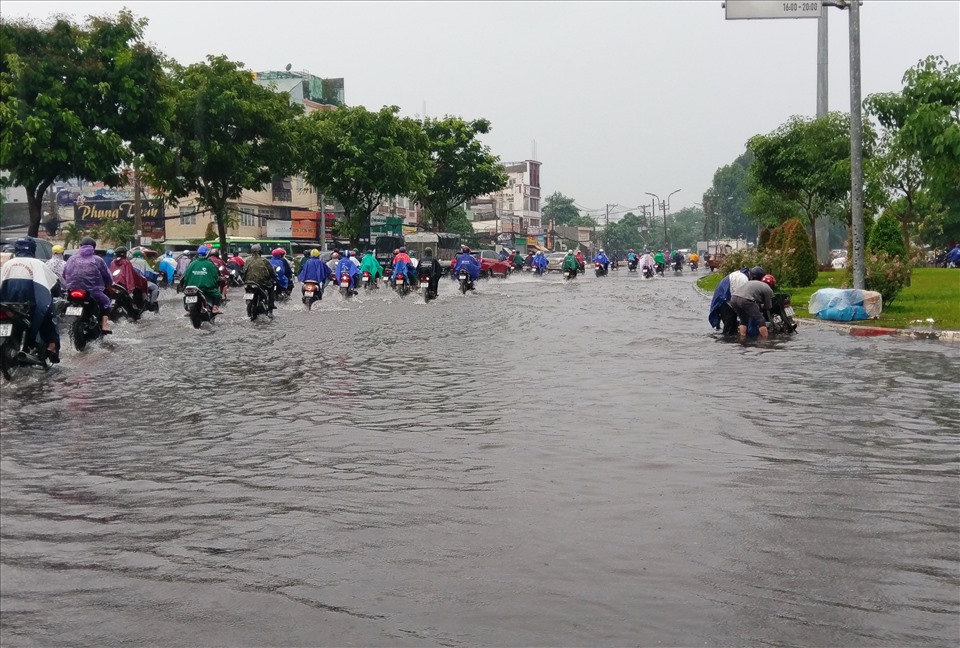 Nước ngập mênh mông tại khu vực gần chân cầu Bình Triệu (Thành phố Thủ Đức) khiến giao thông đi lại khó khăn.