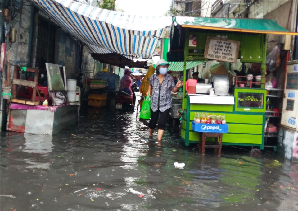 Một khu chợ trên đường Bạch Đằng (quận Bình Thạnh) bị ngập nước.
