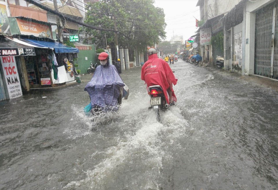 Đến gần trưa ngày 25.5, nhiều nơi ở TPHCM vẫn có mưa lớn và gây ngập nhiều tuyến  đường.