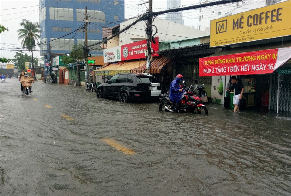Nước ngập trên đường Ung Văn Khiêm (quận Bình Thạnh) trưa ngày 25.5.