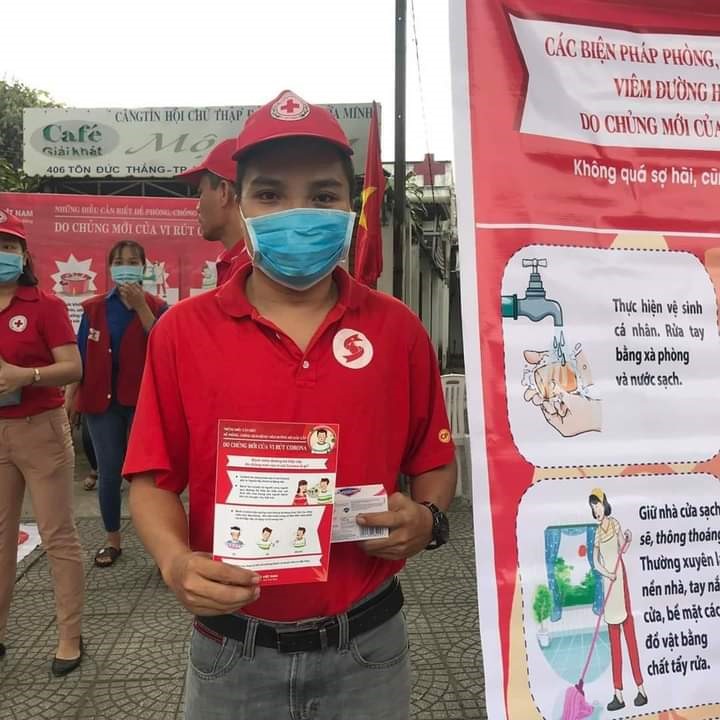 Anh Phan Xuân Phúc tham gia truyền thông, phát xà phòng miễn phí phòng chống dịch bệnh năm 2020.