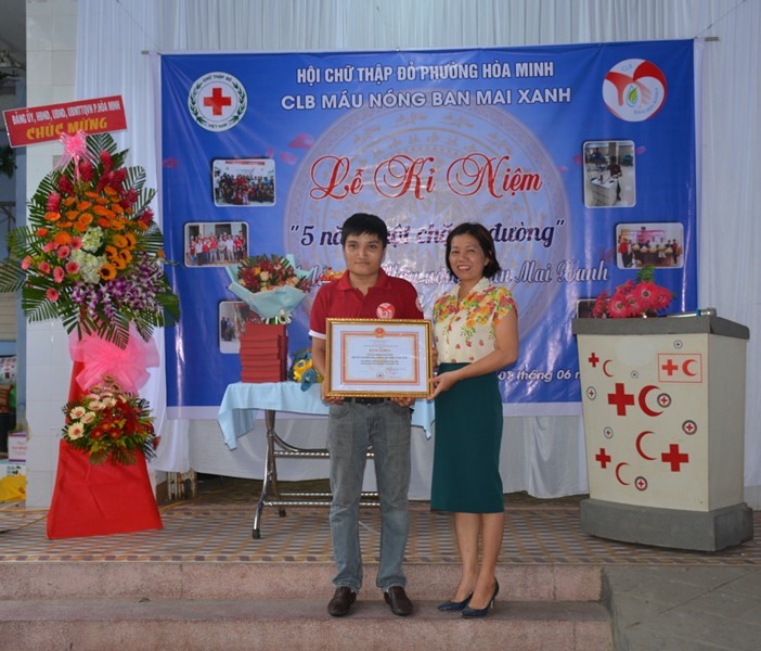 Chủ tịch Hội Chữ thập đỏ Tp Đà Nẵng – bà Lê Thị Như Hồng, trao Bằng khen Trung ương Hội Chữ thập đỏ Việt Nam cho CLB Máu nóng Ban Mai Xanh