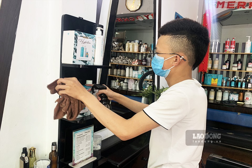 Tại cửa hàng cắt tóc số 10 Long Biên 1 (Long Biên, Hà Nội) các nhân viên tại đây cũng đang khẩn trương dọn dẹp vệ sinh quán.