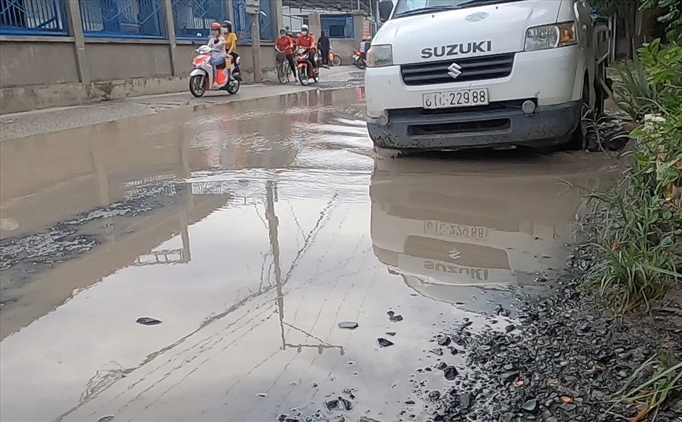 UBND phường Bình Chuẩn cho biết sẽ sửa chữa con đường này trong tháng 6.2021. Ẩnh: Đình Trọng