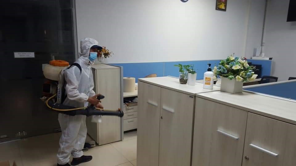 Công ty TNHH MCNEX Vina (Khu công nghiệp Phúc Sơn, thành phố Ninh Bình) tiến hành phun khử trùng 1 lần/ tuần. Ảnh: NT