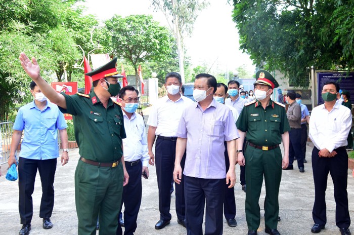 Bí thư Thành ủy Đinh Tiến Dũng kiểm tra công tác phòng, chống dịch Covid-19 tại huyện Thạch Thất.
