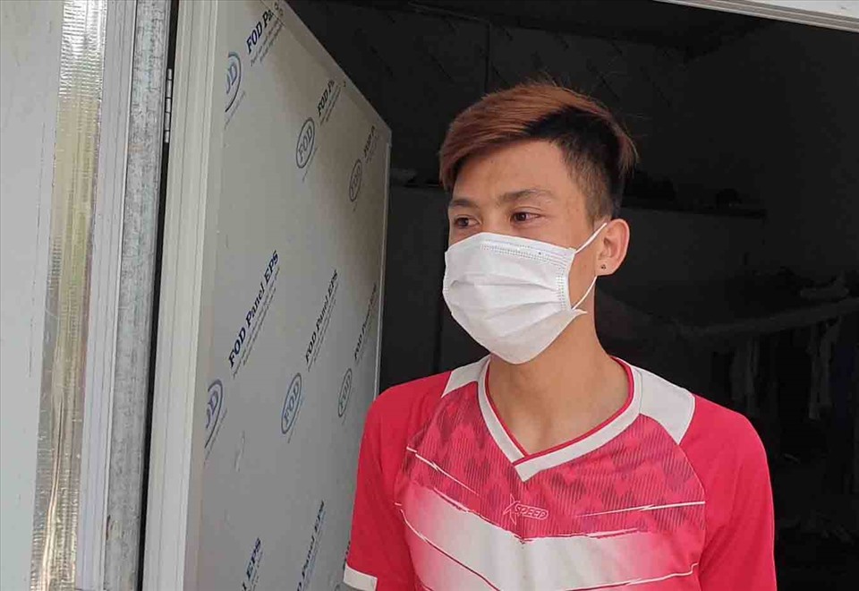 Công nhân KCN Quang Châu đang cách ly tại phòng trọ trao đổi với PV Lao Động. Ảnh: Trần Tuấn.