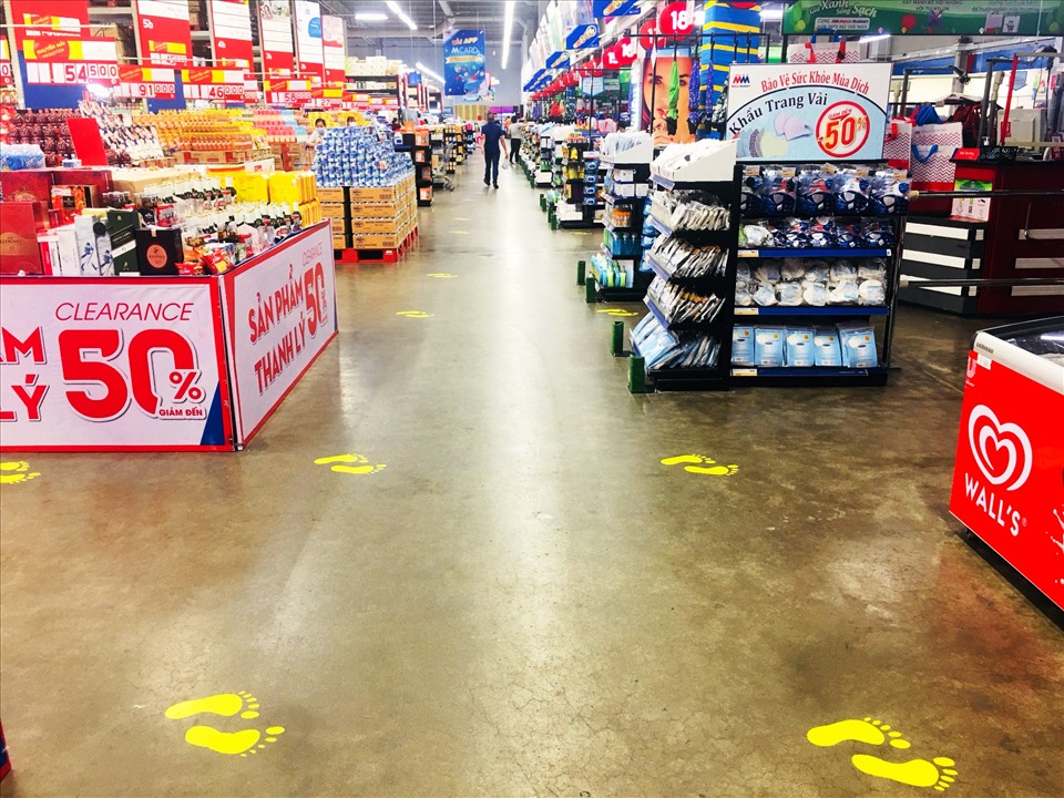 Các vị trí khoảng cách an toàn được các siêu thị đánh dấu cho người dân khi mua sắm, thanh toán hàng hóa. Ảnh: Nguyễn Hưng