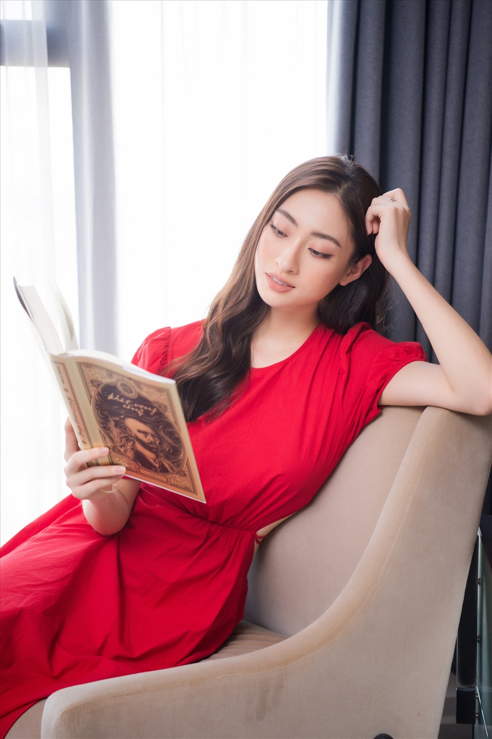 Đăng quang ngôi vị Miss World Vietnam 2019, Hoa hậu Lương Thuỳ Linh khiến công chúng không khỏi ngưỡng mộ bởi loạt những thành tích nổi bật trong nhiều lĩnh vực khác nhau. Trước đó, người đẹp gốc Cao Bằng từng gây bất ngờ khi trở thành giám đốc của một dự án bất động sản ở tuổi 20. Ảnh: Sen Vàng.