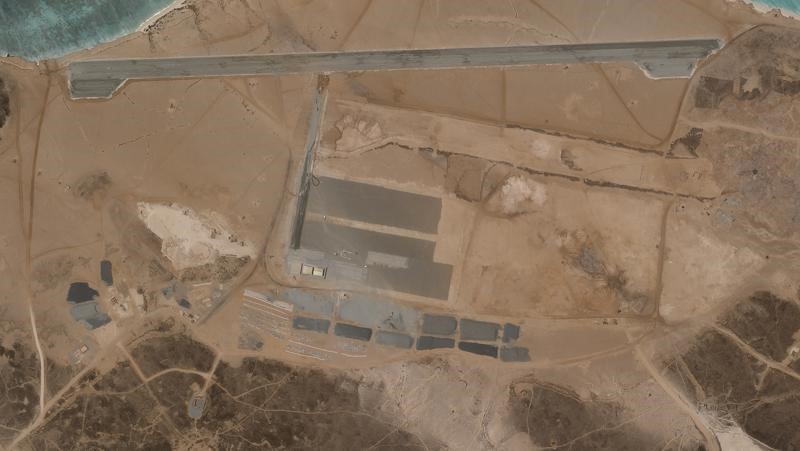 Một căn cứ không quân bí ẩn đang được xây dựng trên đảo núi lửa Mayun của Yemen trong bức ảnh vệ tinh ngày 11.4.2021. Ảnh: Planet Labs