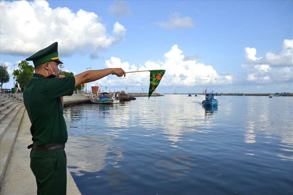 Với chức năng, nhiệm vụ được giao, Bộ đội Biên phòng tỉnh Kiên Giang đã hưởng ứng tích cực Chương trình “ Vì chủ quyền biển đảo của tổ quốc” do bộ Tư lệnh Bộ đội biên phòng phát động. Theo đó, tích cực hỗ trợ ngư dân vươn khơi bám biển Tây. Ảnh: LT
