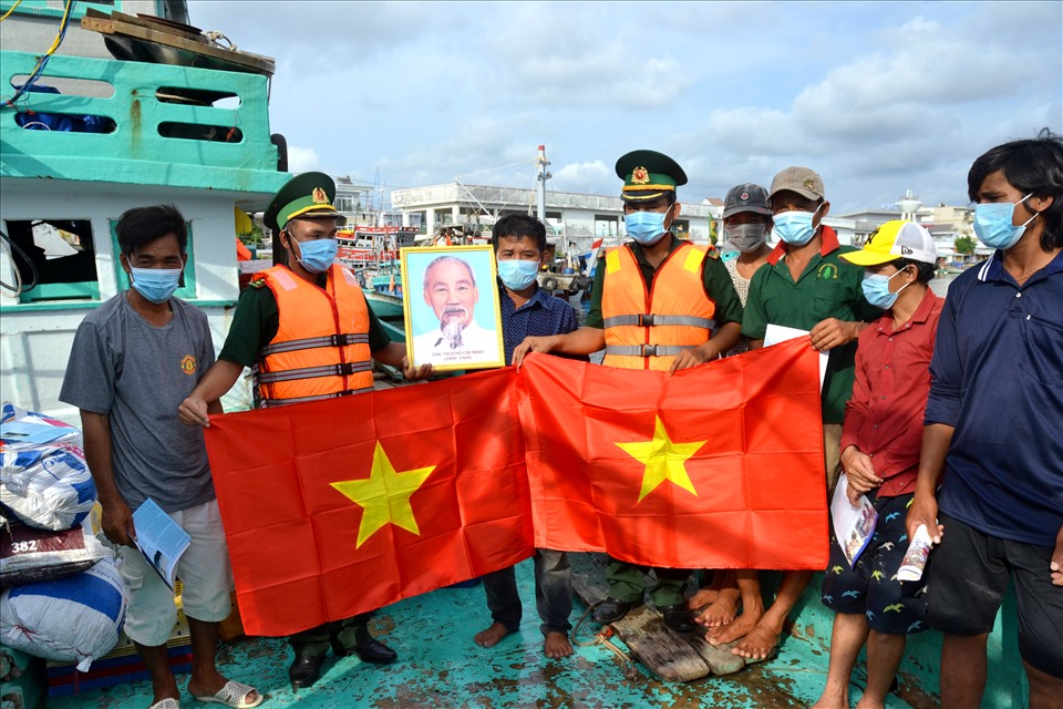 Bộ đội biên phòng tỉnh Kiên Giang còn thường xuyên tặng cờ Tổ quốc và ảnh Bác Hồ cho ngư dân. Ảnh: LT