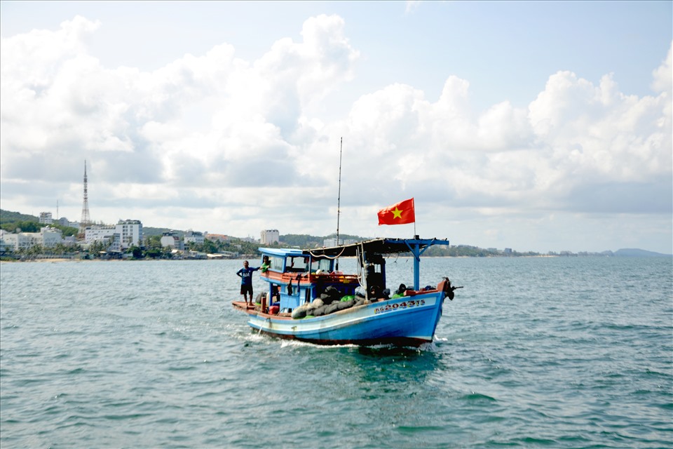 Với nỗ lực của lực lượng Bộ đội biên phòng tỉnh Kiên Giang, tất cả phương tiện đánh bắt hải sản trên vùng biển Tây đều trang bị đầy đủ cờ Tổ quốc và ảnh Bác trong suốt hành trình làm việc trên biển. Ảnh: LT