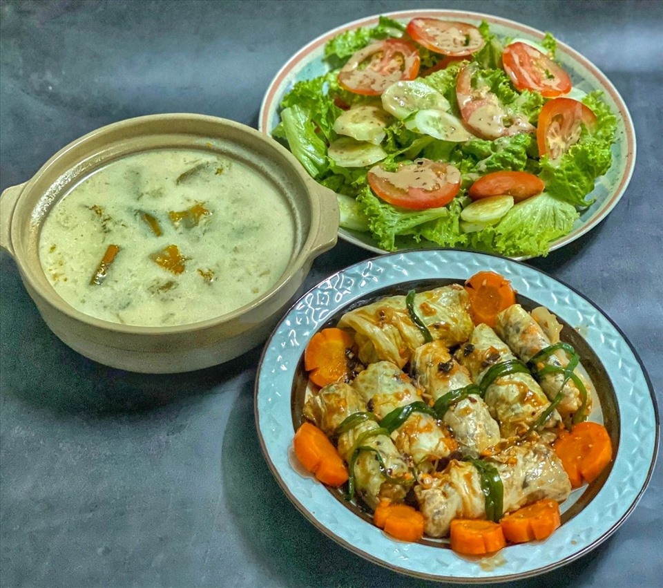 Bắp cải cuộn nấm, salad sốt dầu mè, canh bí đỏ nước cốt dừa. Ảnh: Thanh Thoa