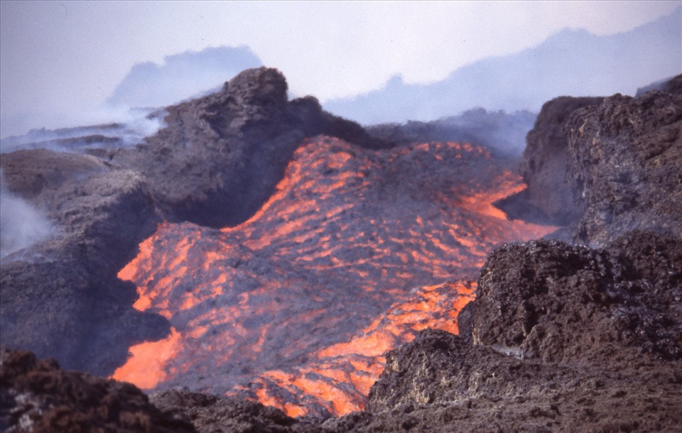 Dòng dung nham núi lửa Mauna Loa trong vụ phun trào năm 1984. Ảnh: National Park Service, Hawai'i Volcanoes National Park.