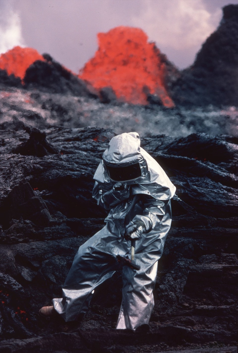 Nhà địa chất mặc đồ bảo hộ trong vụ phun trào của núi lửa lớn nhất thế giới năm 1984