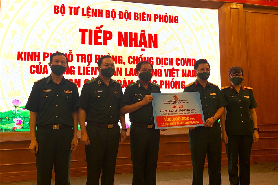 Đại tá Nguyễn Đình Đức, Trưởng ban Công đoàn Quốc phòng trao hỗ trợ tới Bộ Tư lệnh Bộ đội Biên phòng. Ảnh: Bảo Hân
