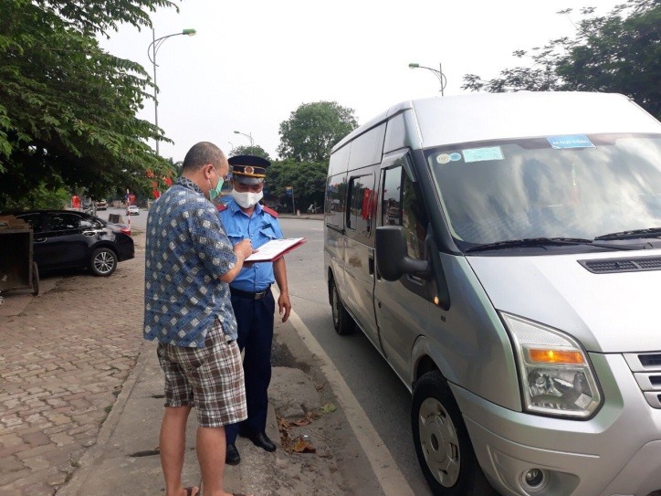 Lực lượng Thanh tra GTVT Hà Nội kiểm tra, xử lý xe taxi dừng, đỗ sai quy định trước cổng Bệnh viện Đại học Y. Ảnh: TTGT Hà Nội.