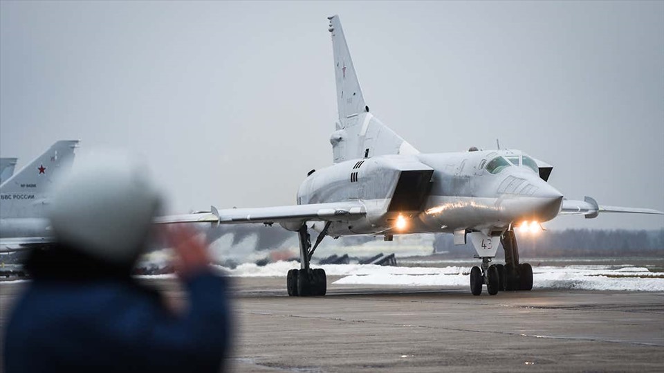 Nga lần đầu đưa oanh tạc cơ Tu-22M3 đến căn cứ không quân ở Syria. Trong ảnh là một chiếc Tu-22M3 trở lại căn cứ ở Shaykovka vào tháng 12.2017 sau đợt triển khai hỗ trợ chiến dịch tại Syria. Ảnh: Bộ Quốc phòng Nga.