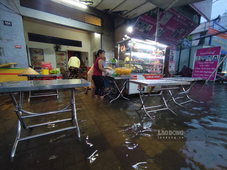 Tại quán cơm nằm ngay khu vực bị ngập nước, chủ quán phải tạm dừng nhận khách đến ăn tại chỗ và chỉ có thể bán mang về.
