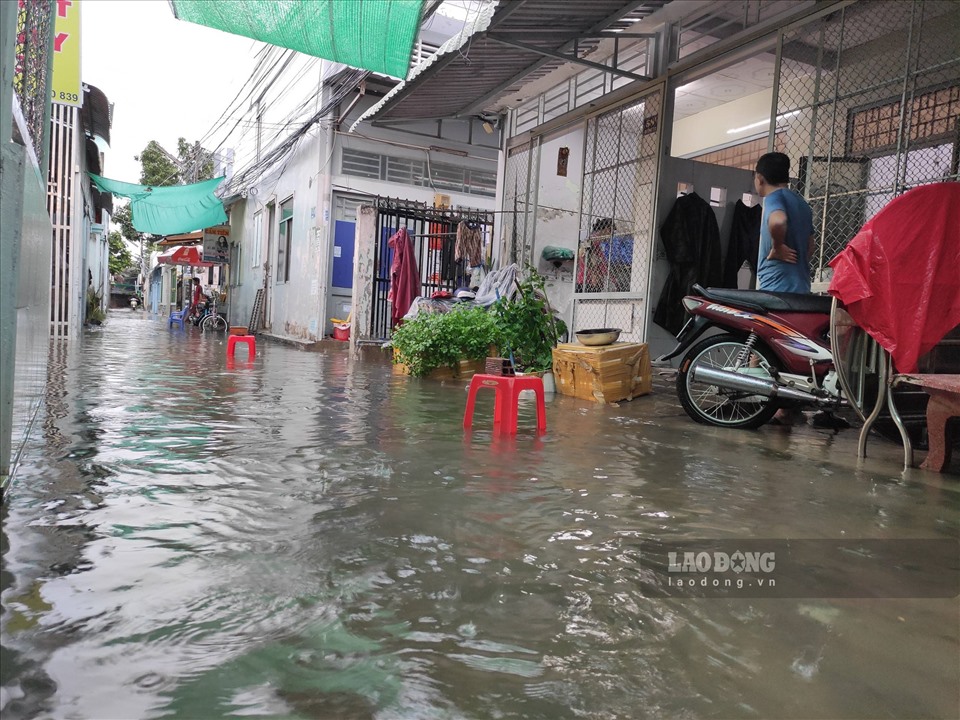Tại hẻm 58 thuộc đường Nguyễn Văn Linh, mưa lớn gây ngập dường như cả một con hẻm cản trở việc đi lại của người dân.