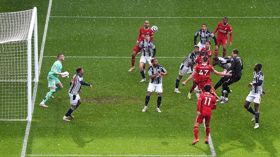 Khoảnh khắc Alisson bật cao đánh đầu làm tung lưới West Brom là một trong những khoảnh khắc ấn tượng nhất Ngoại hạng Anh mùa giải 2020/21. Ảnh: AFP