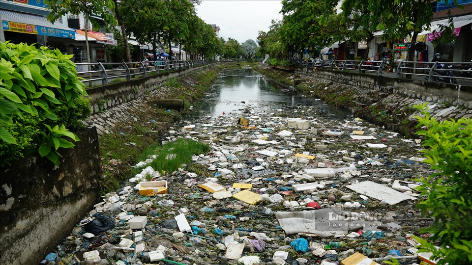 Tương tự, tại con kênh trên đường Mạc Thiên Tích (Xuân Khánh, Ninh Kiều), rác thải “mắc kẹt” rất nhiều.