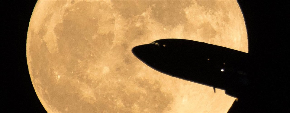 Máy bay bay trước siêu trăng năm 2017. Ảnh: NASA