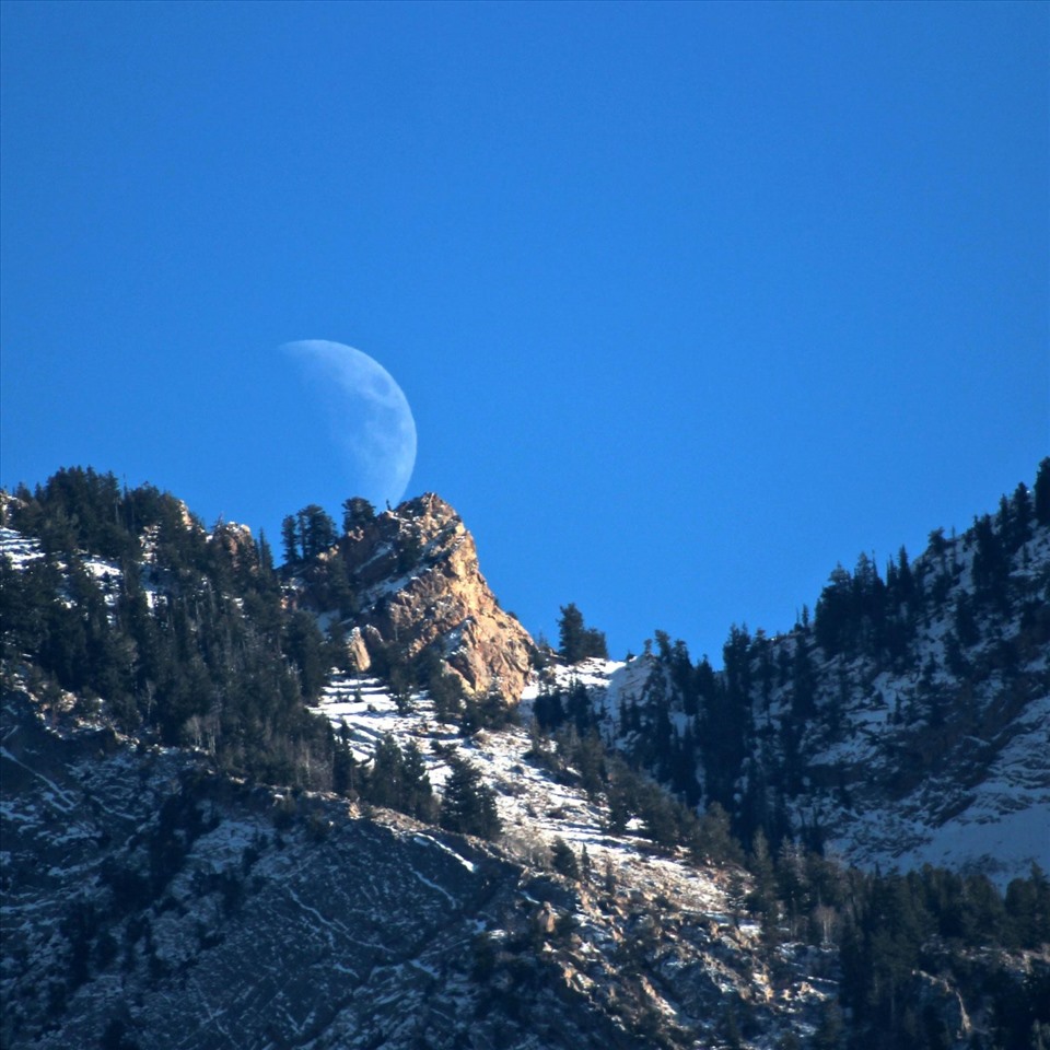 Mặt trăng mọc trên một sườn núi ở dãy núi Wasatch, Utah. Ảnh: NASA