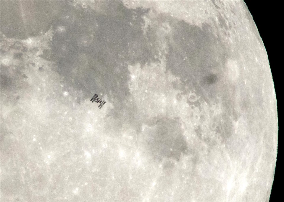 Trạm Vũ trụ Quốc tế ISS được nhìn thấy khi đi ngang qua Mặt trăng vào năm 2018. Ảnh: NASA